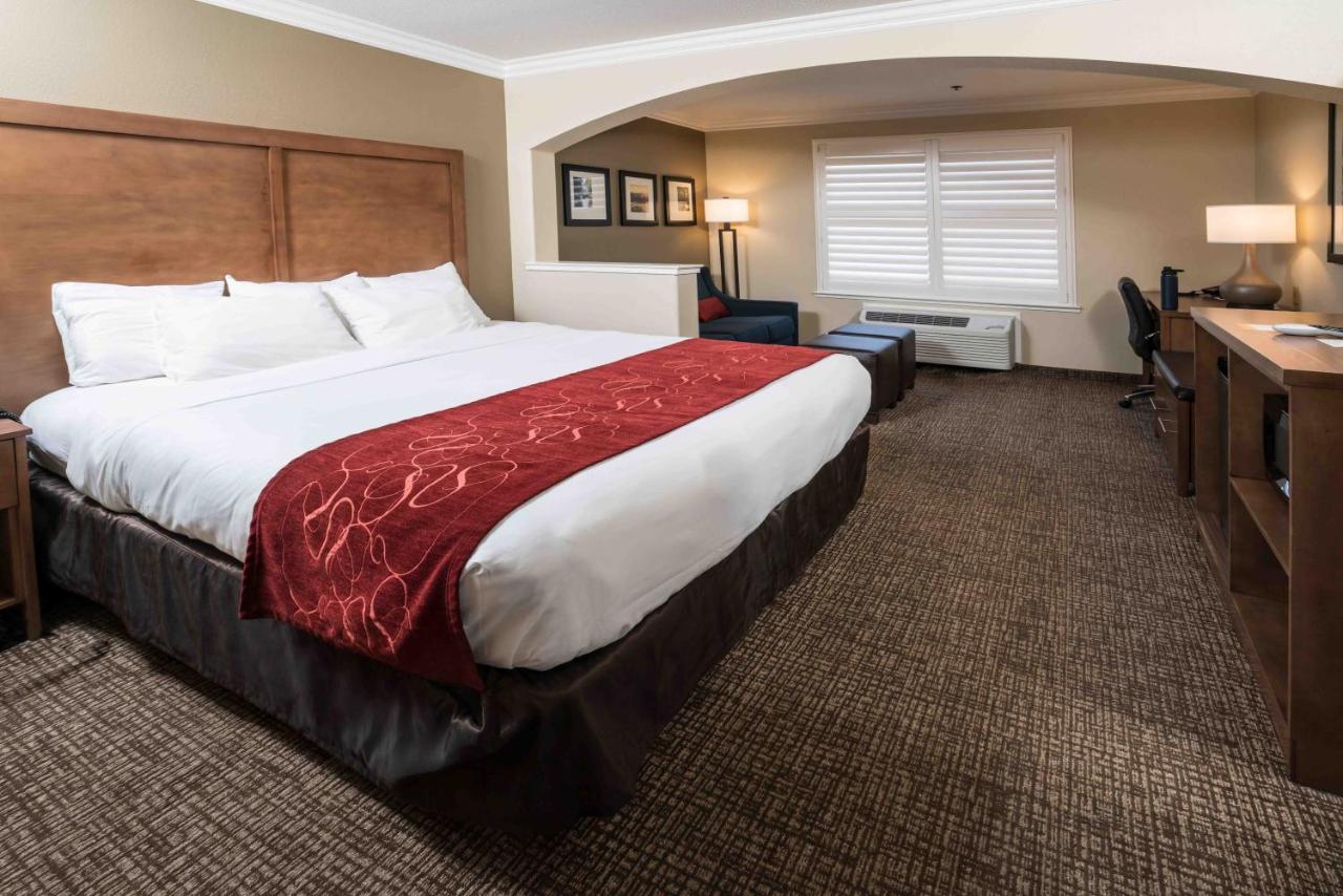 King Suite - Accessible/Non-Smoking at Comfort Suites Fresno River Park