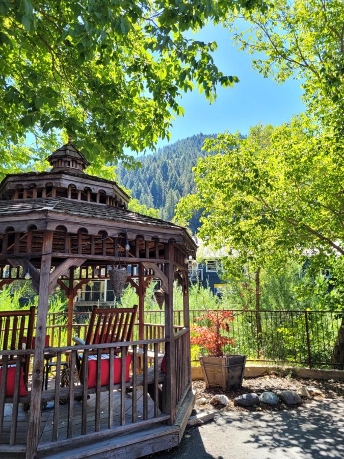| Carriage House Inn