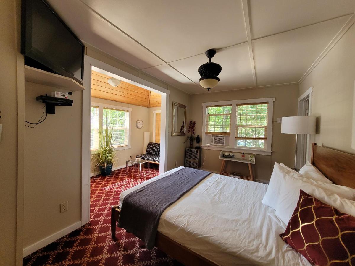 | Carriage House Inn