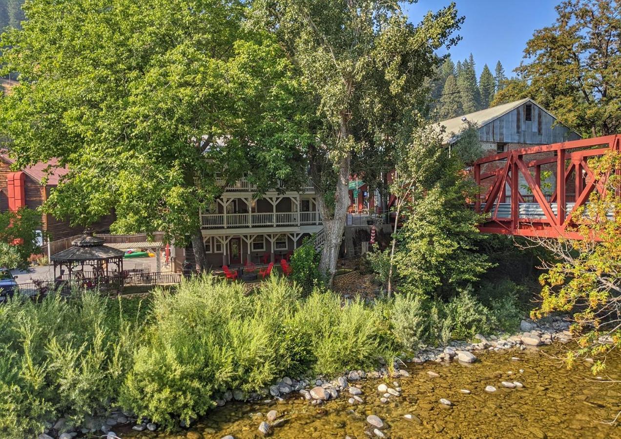 | Carriage House Inn