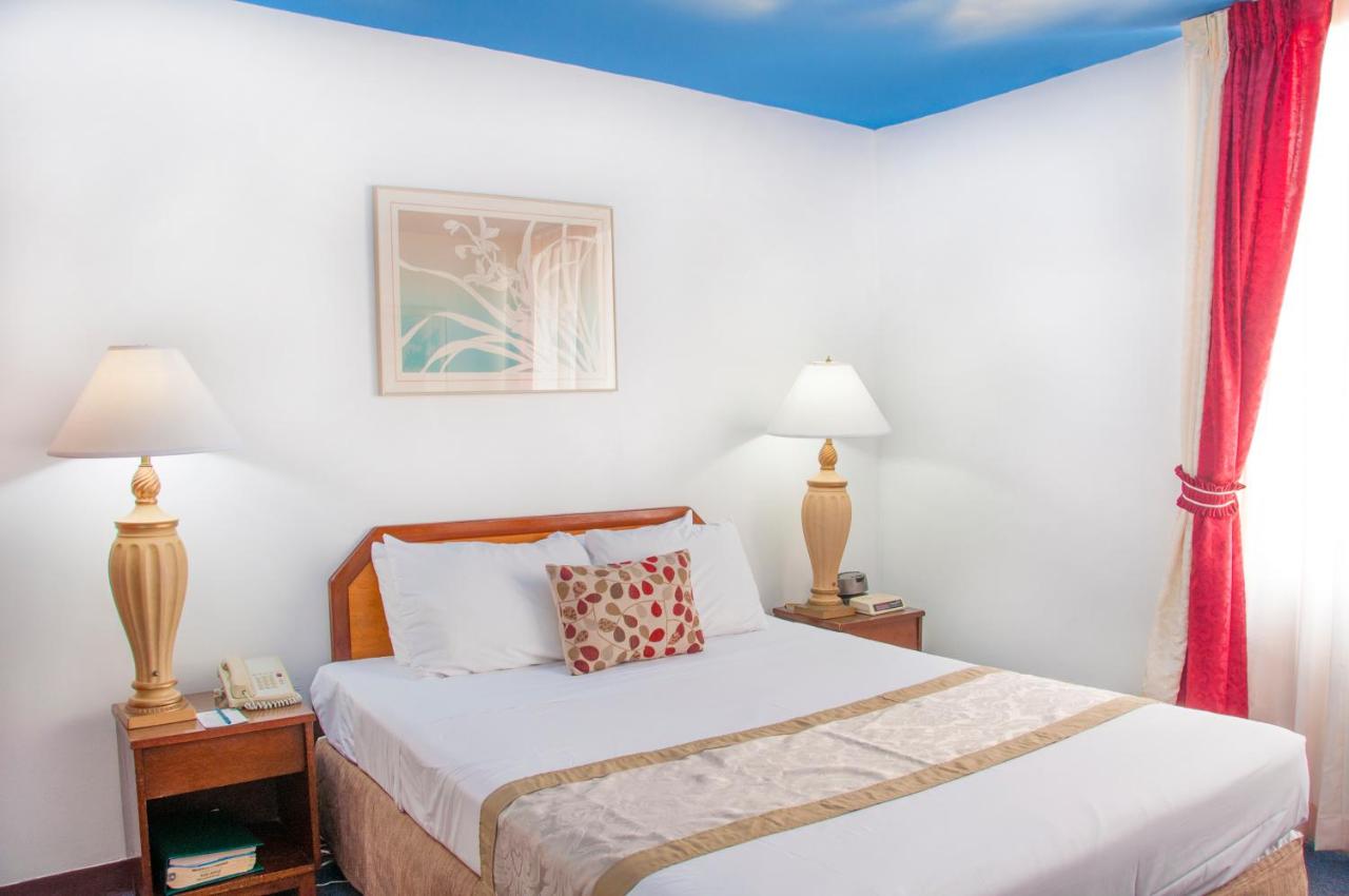 | Holiday Surf Hotel (with full kitchen)