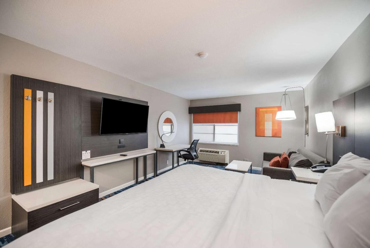 Deluxe Queen Room - Non Smoking at Clarion Pointe Marshall