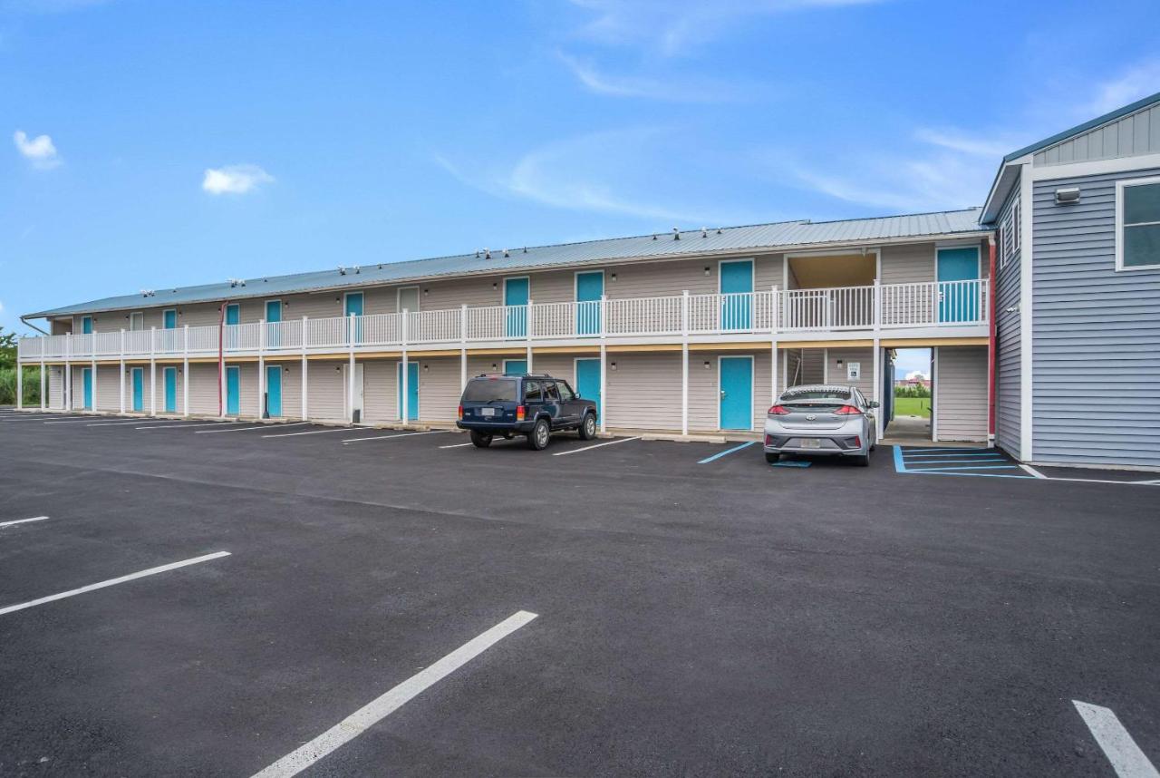 | Rodeway Inn at Somers Cove Marina