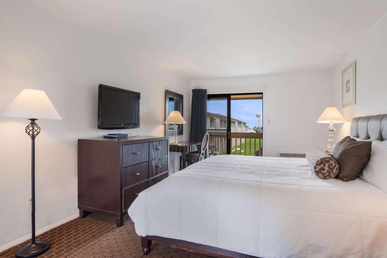 | Rodeway Inn at Somers Cove Marina