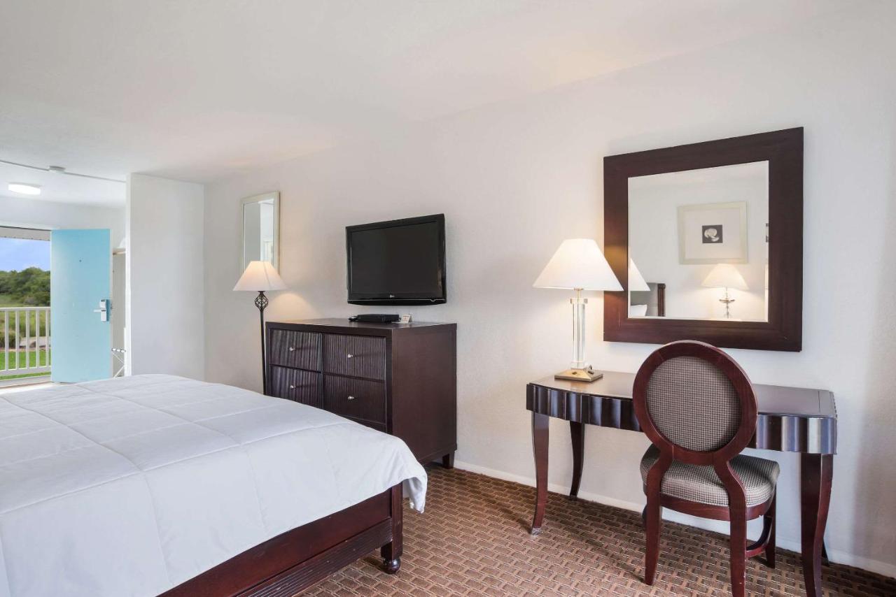 | Rodeway Inn at Somers Cove Marina