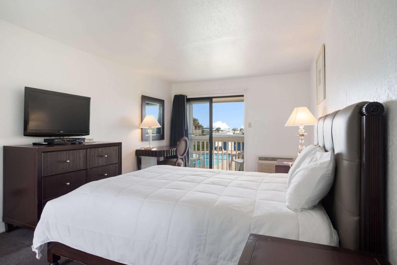 | Rodeway Inn at Somers Cove Marina