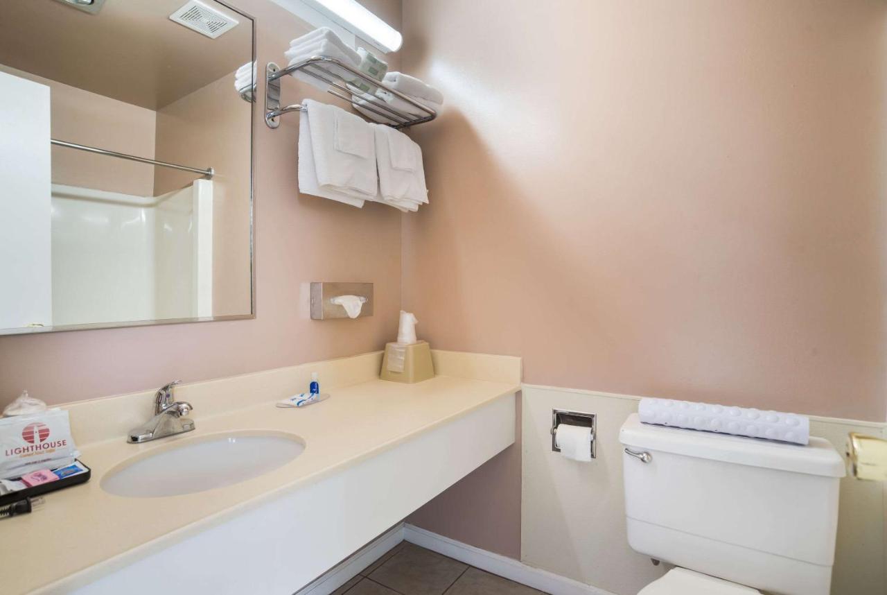 | Rodeway Inn at Somers Cove Marina