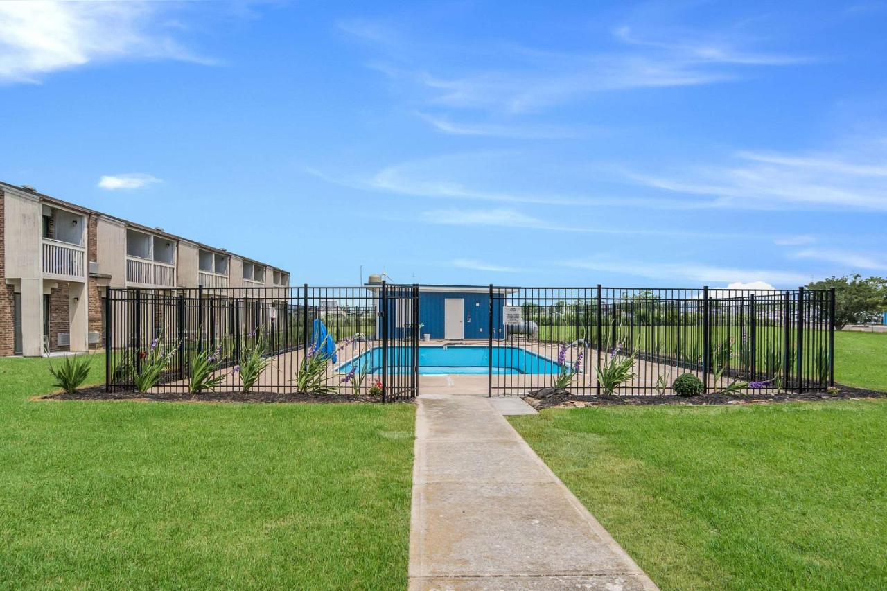 | Rodeway Inn at Somers Cove Marina