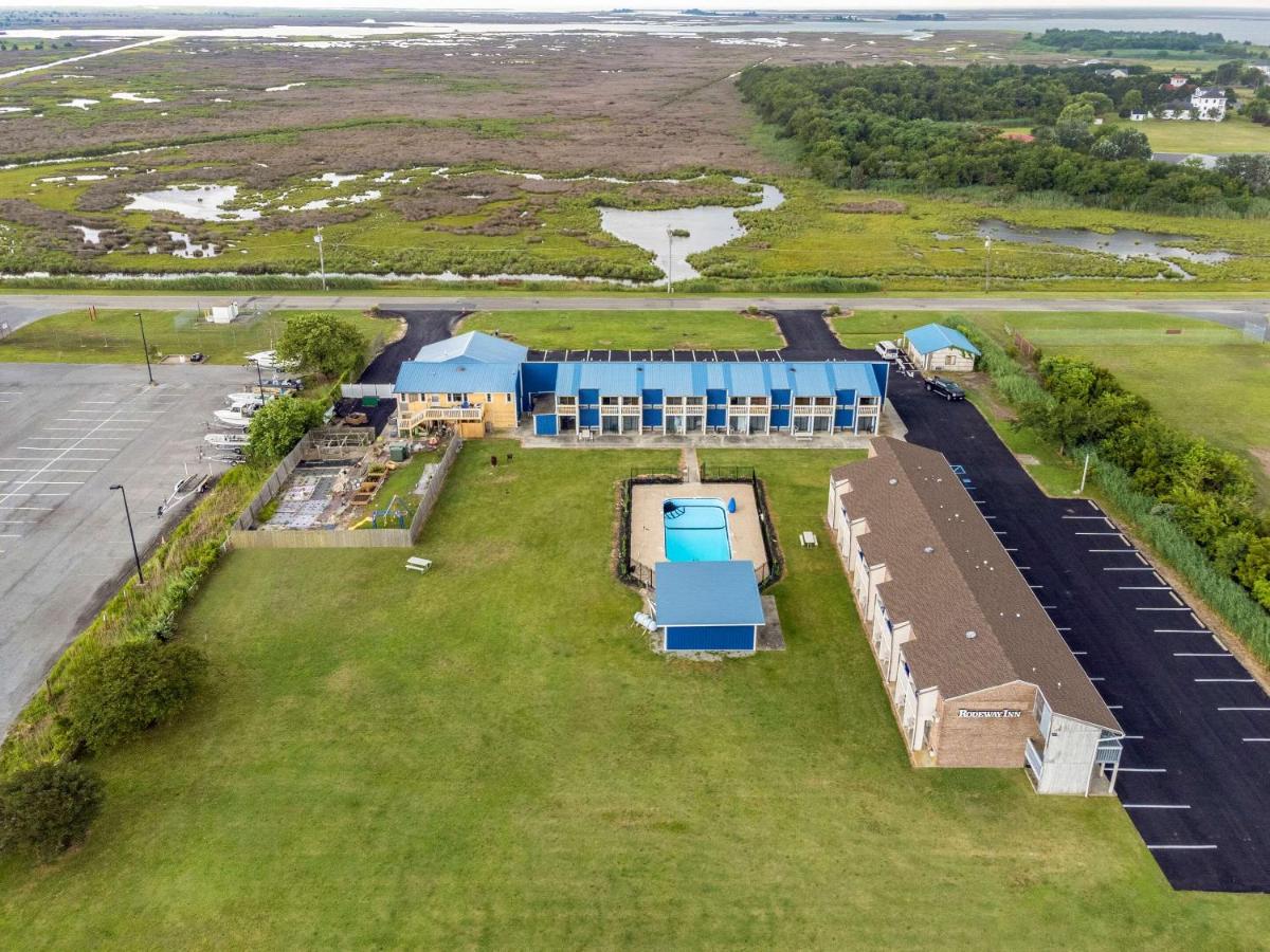 | Rodeway Inn at Somers Cove Marina