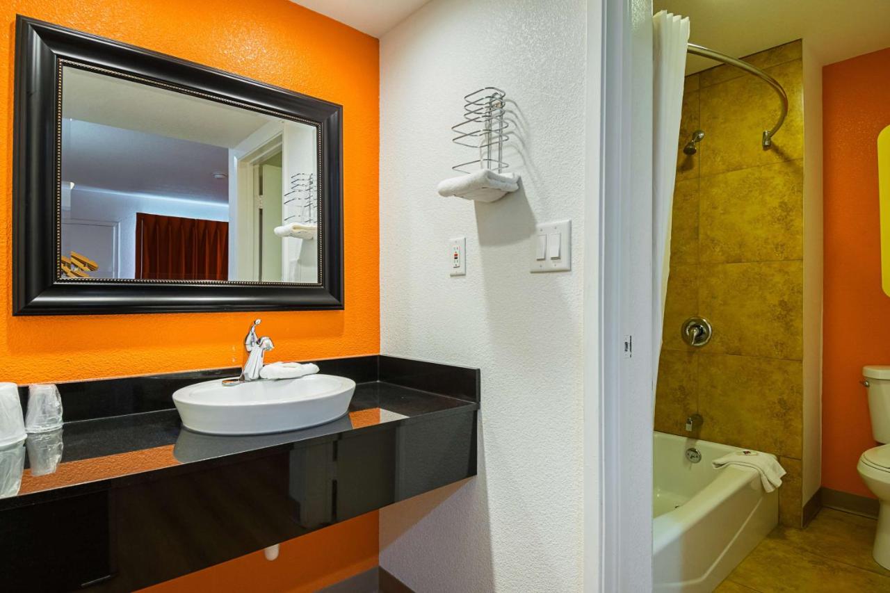 | Motel 6 Lost Hills / Buttonwillow Racetrack