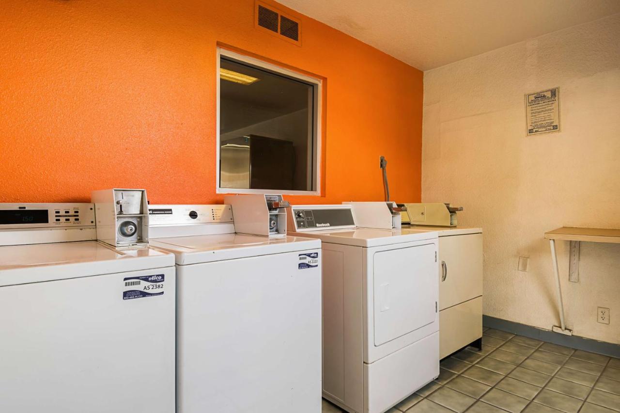 | Motel 6 Lost Hills / Buttonwillow Racetrack
