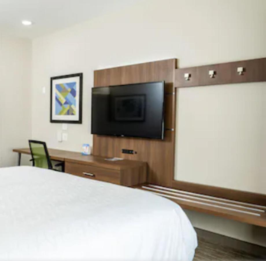 King Room - Hearing Accessible - Roll-in Shower at Holiday Inn Express & Suites Lake Forest by IHG