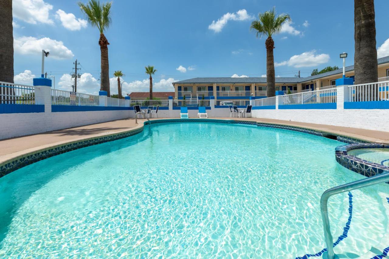| Days Inn by Wyndham Baytown TX