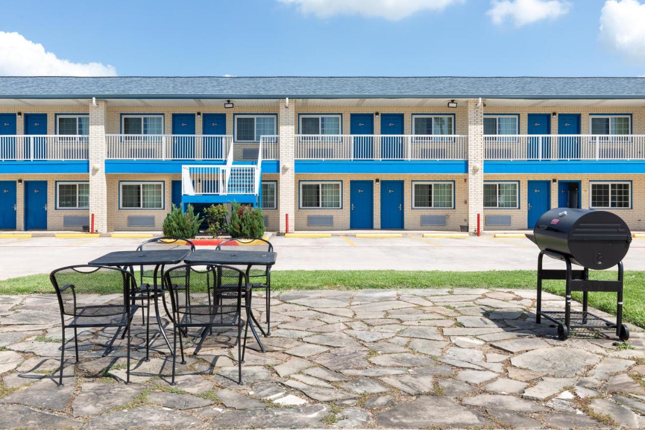 | Days Inn by Wyndham Baytown TX