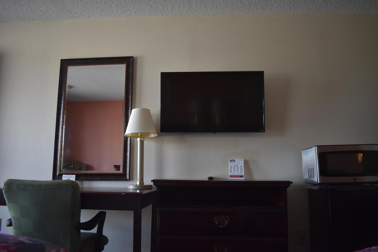 Queen Room at Royal Inn