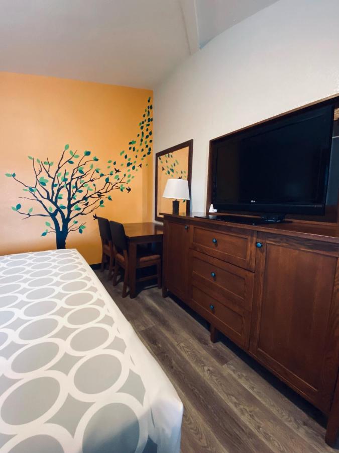 King Room - Non-Smoking at Rodeway Inn Old Town Scottsdale