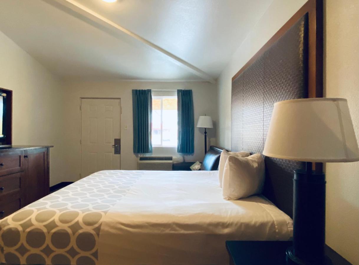 King Room - Non-Smoking at Rodeway Inn Old Town Scottsdale