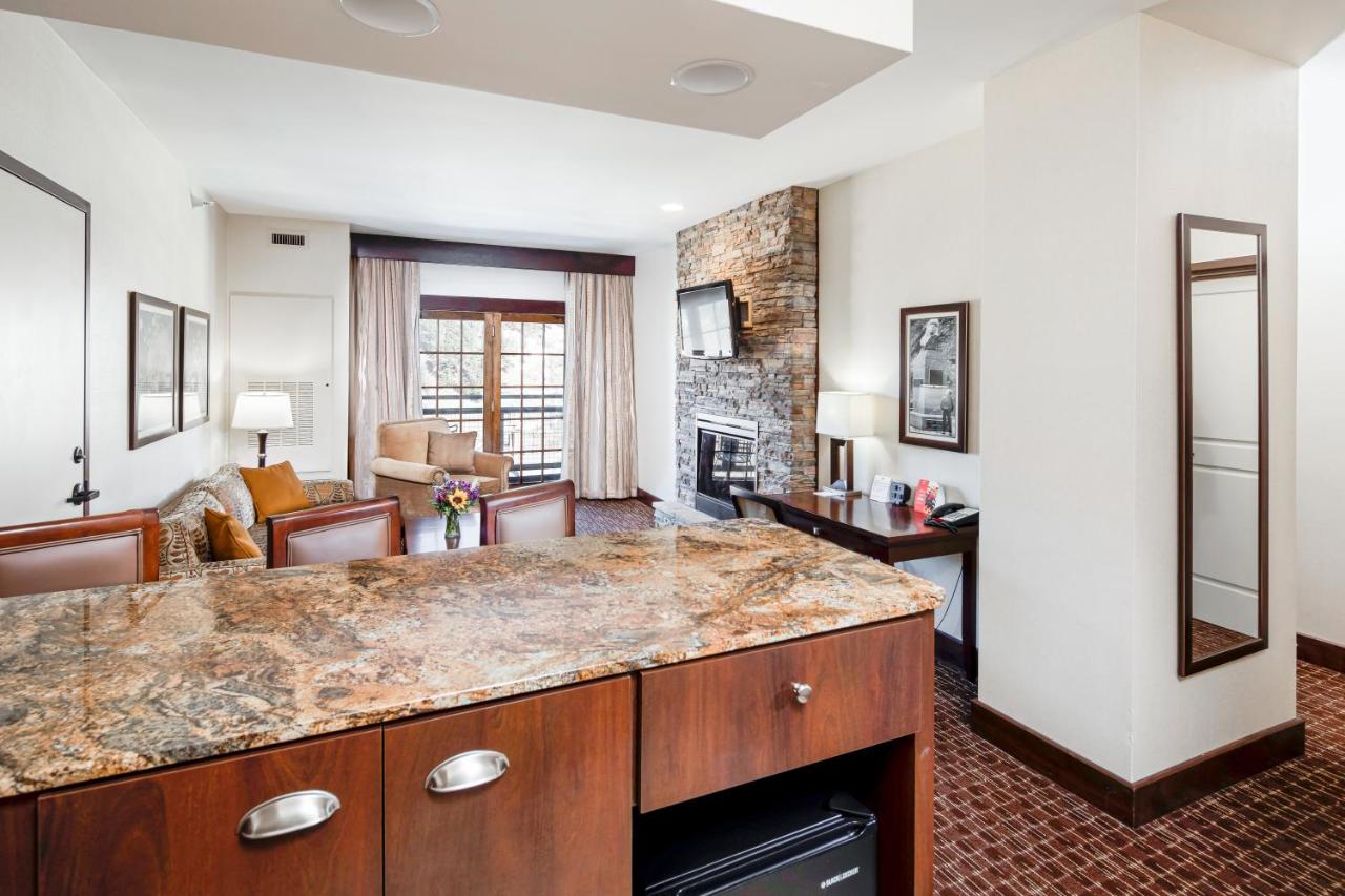 King Suite at Holiday Inn Resort Deadwood Mountain Grand by IHG