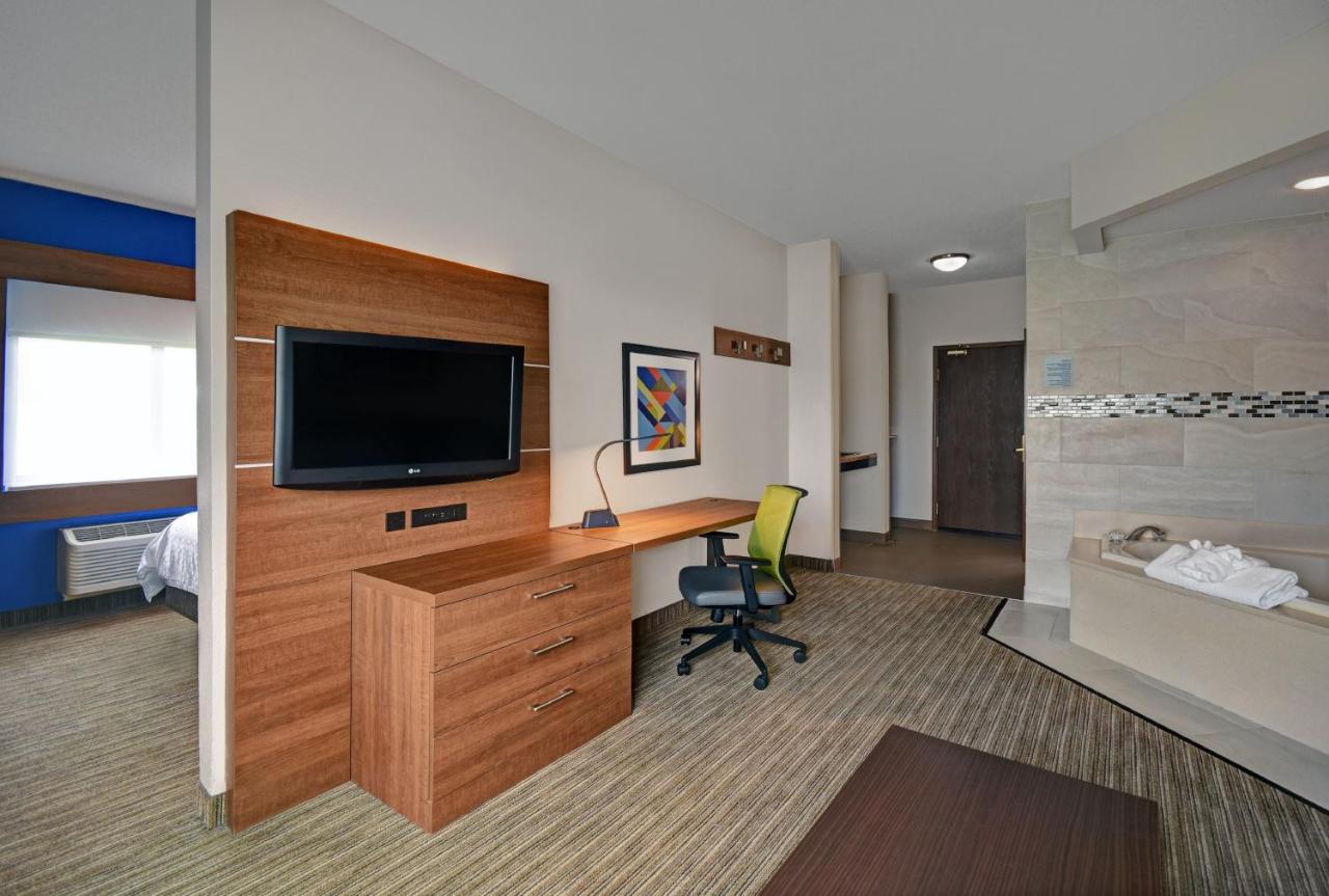 One Queen Bed Whirlpool Suite - Non-Smoking at Holiday Inn Express Marshall by IHG