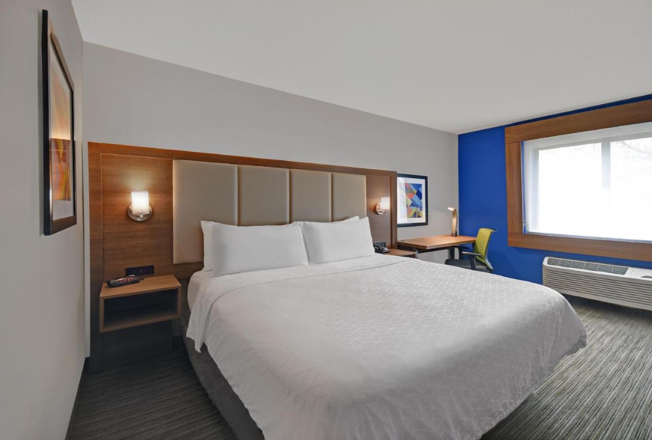 Queen Room - Non-Smoking at Holiday Inn Express Marshall by IHG