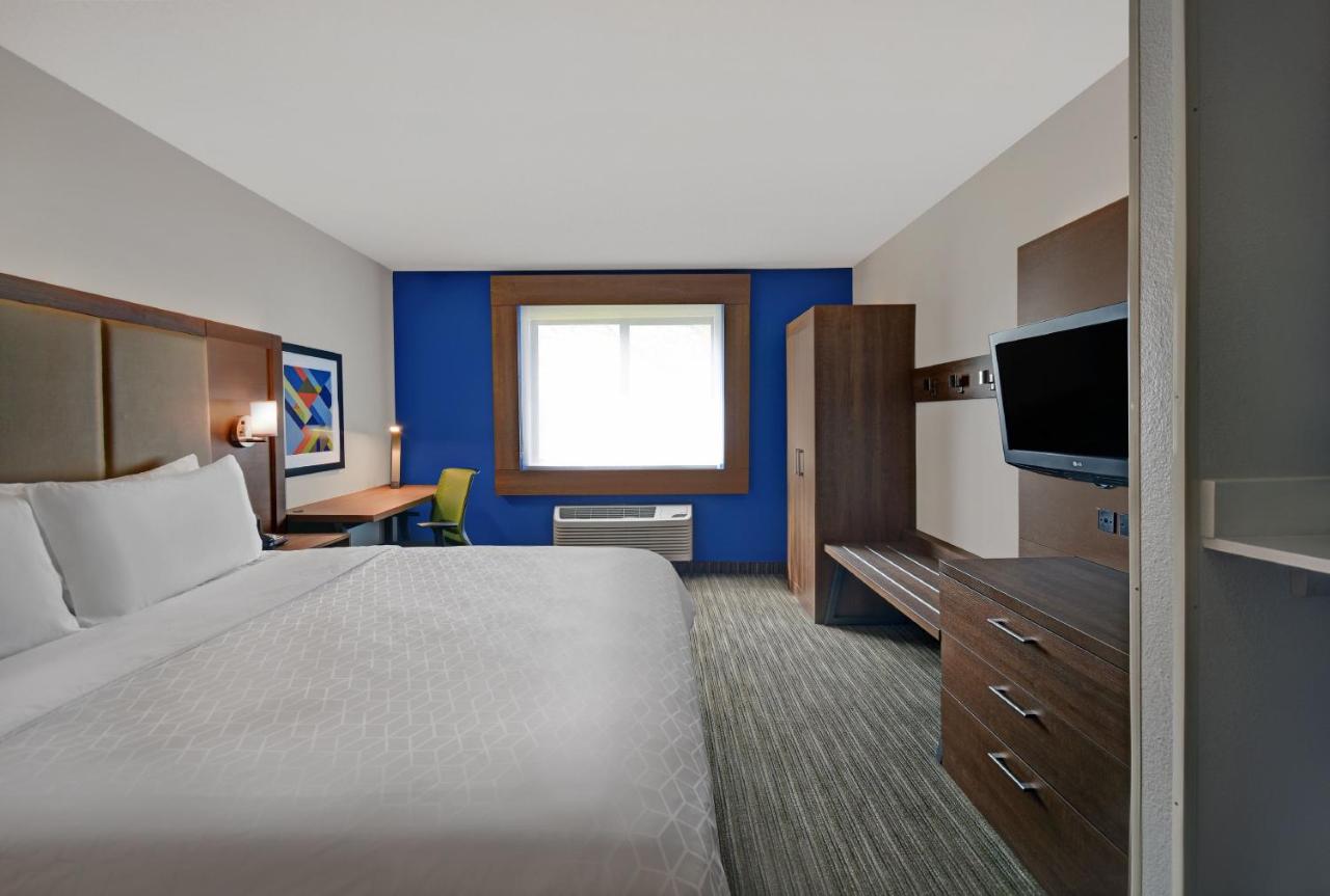 King Room at Holiday Inn Express Marshall by IHG