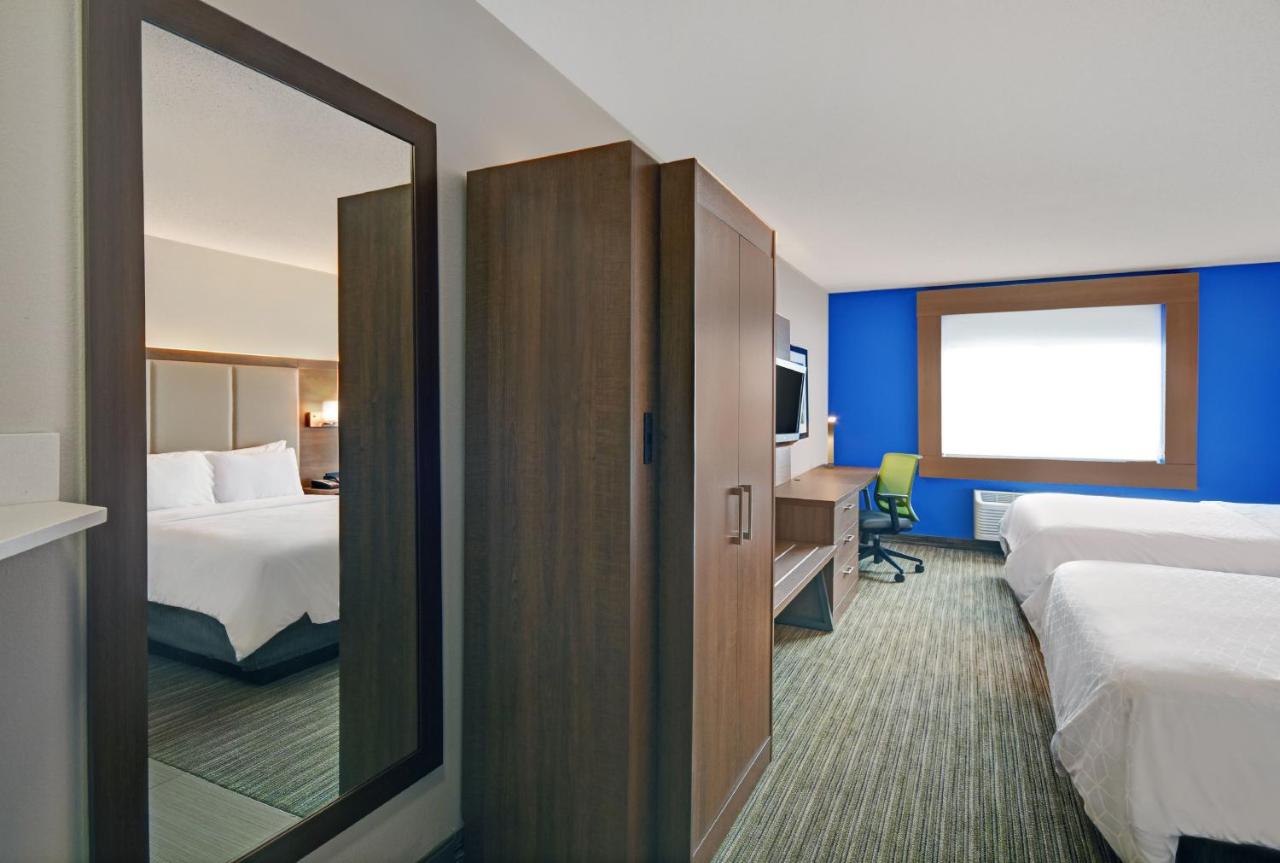 Queen Room at Holiday Inn Express Marshall by IHG