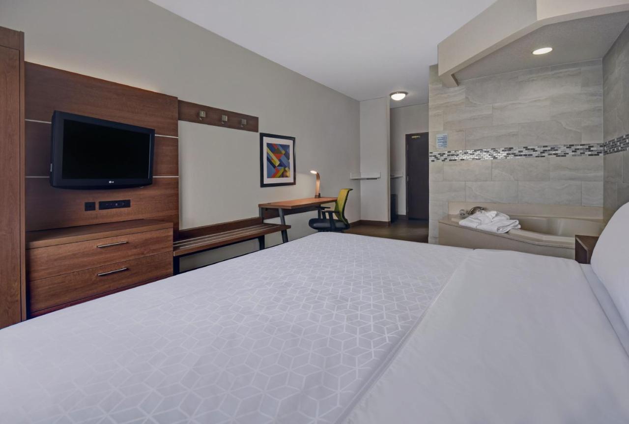 King Room with Spa Bath at Holiday Inn Express Marshall by IHG