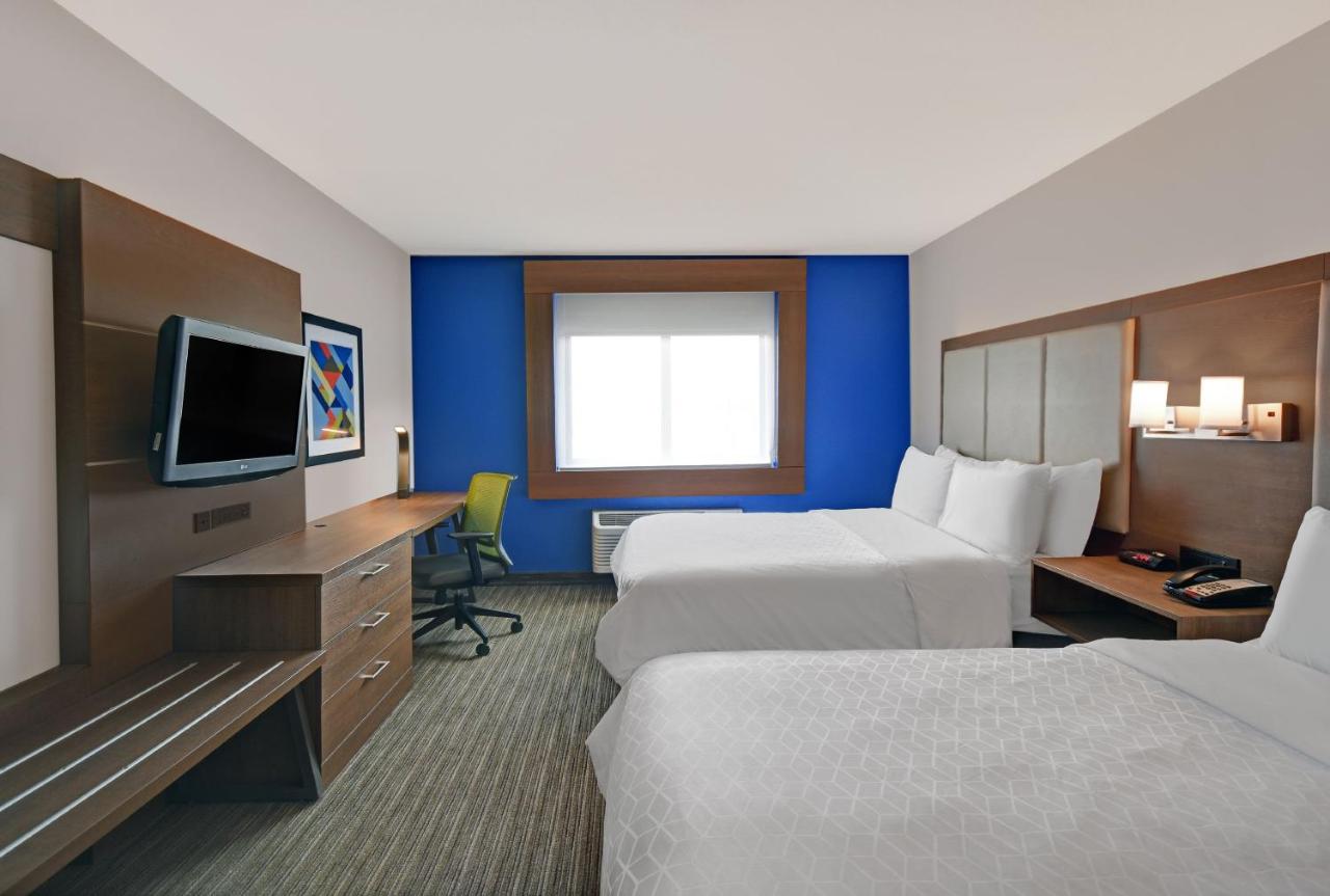 Queen Room at Holiday Inn Express Marshall by IHG