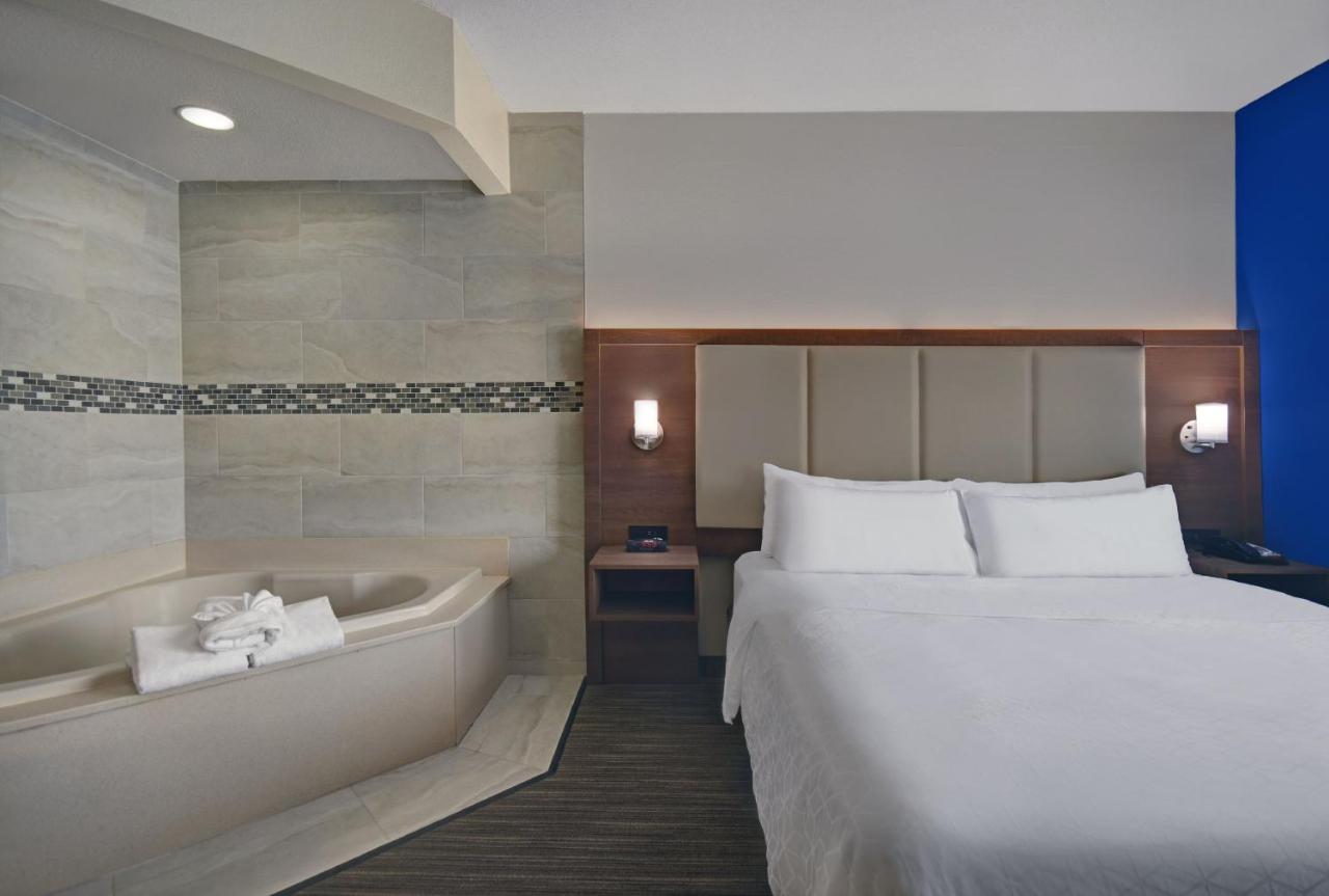 King Room with Spa Bath at Holiday Inn Express Marshall by IHG