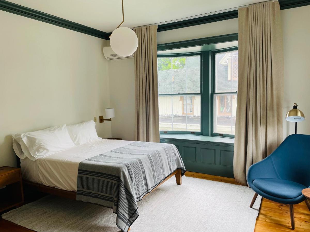 Deluxe Queen Room at The Amelia