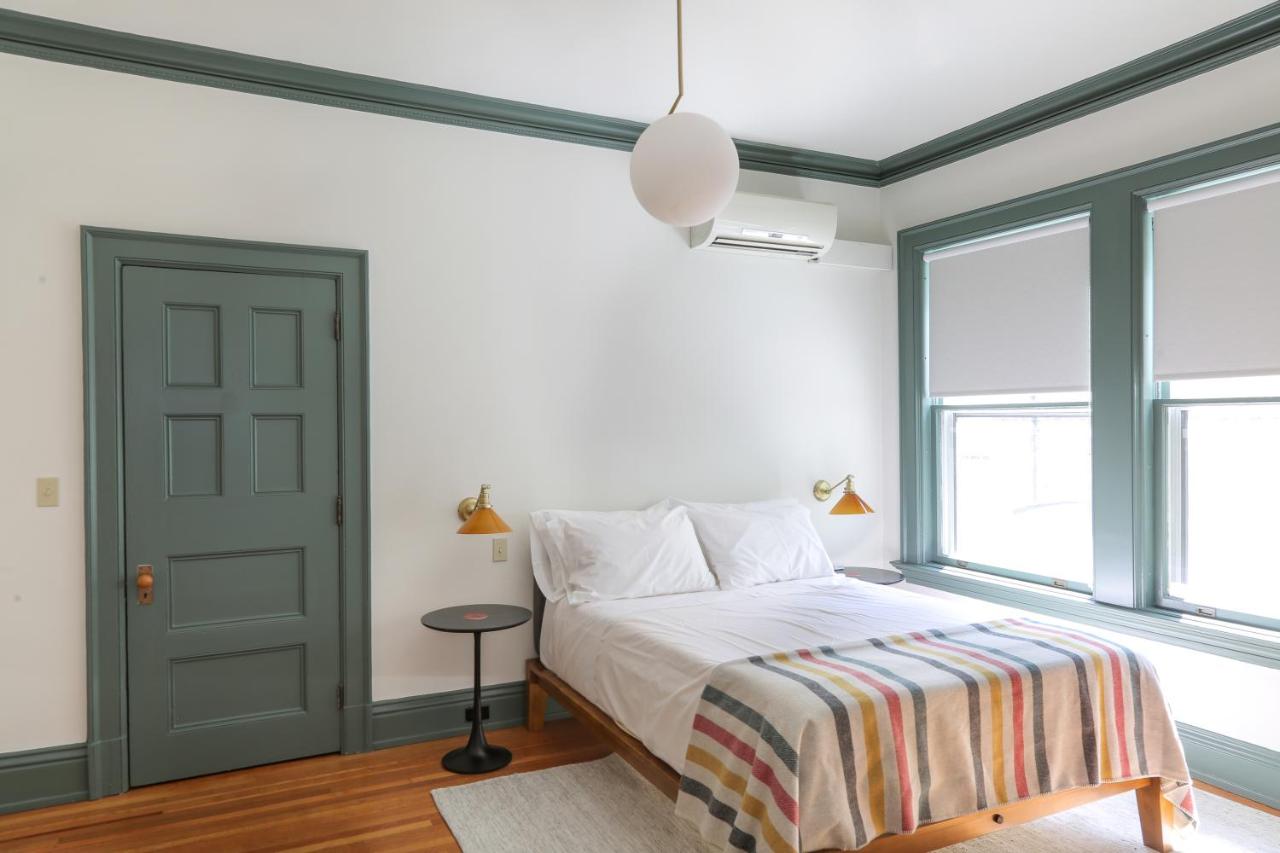 Deluxe Double Room with Bath at The Amelia