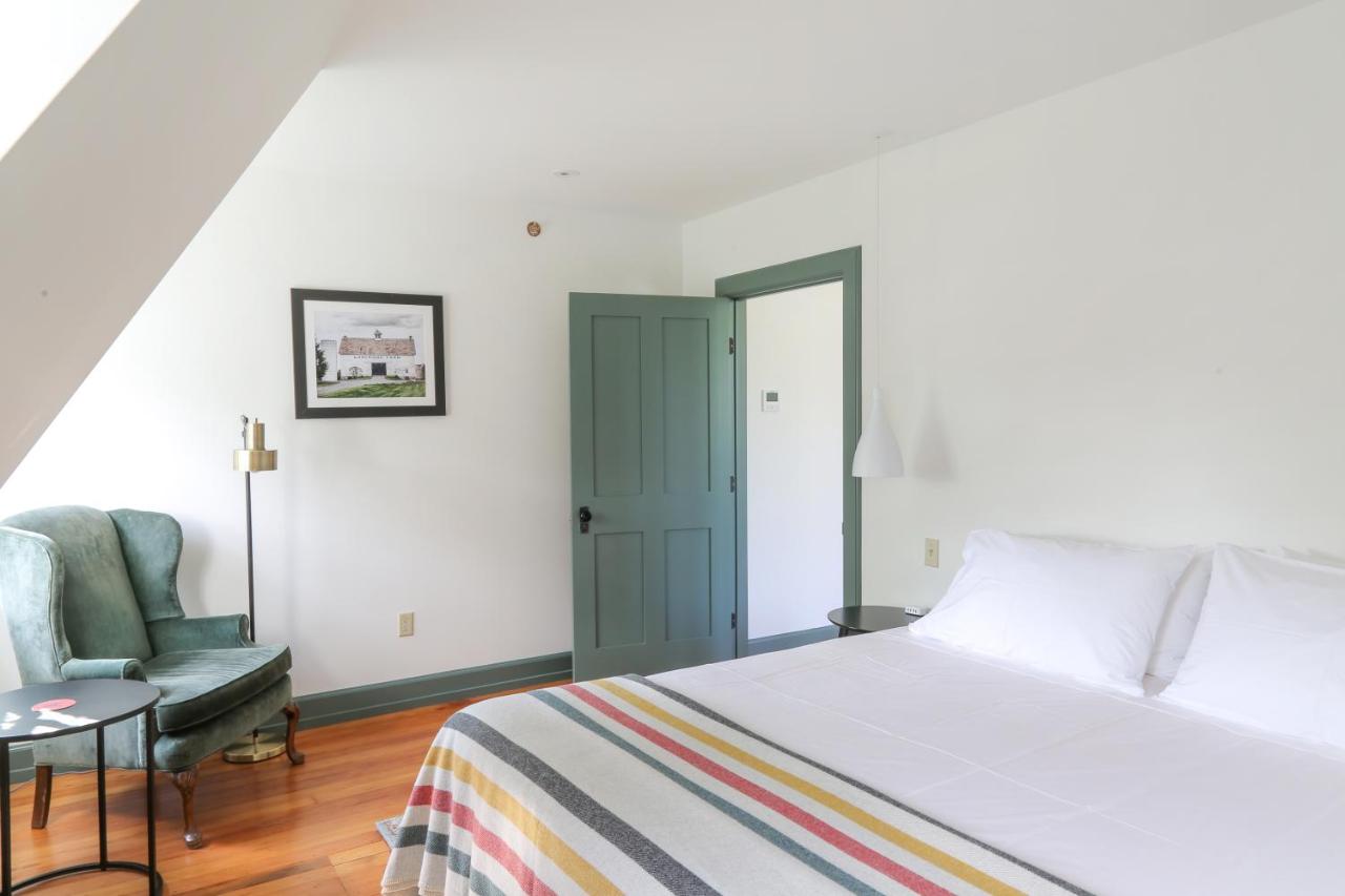 Deluxe King Studio at The Amelia
