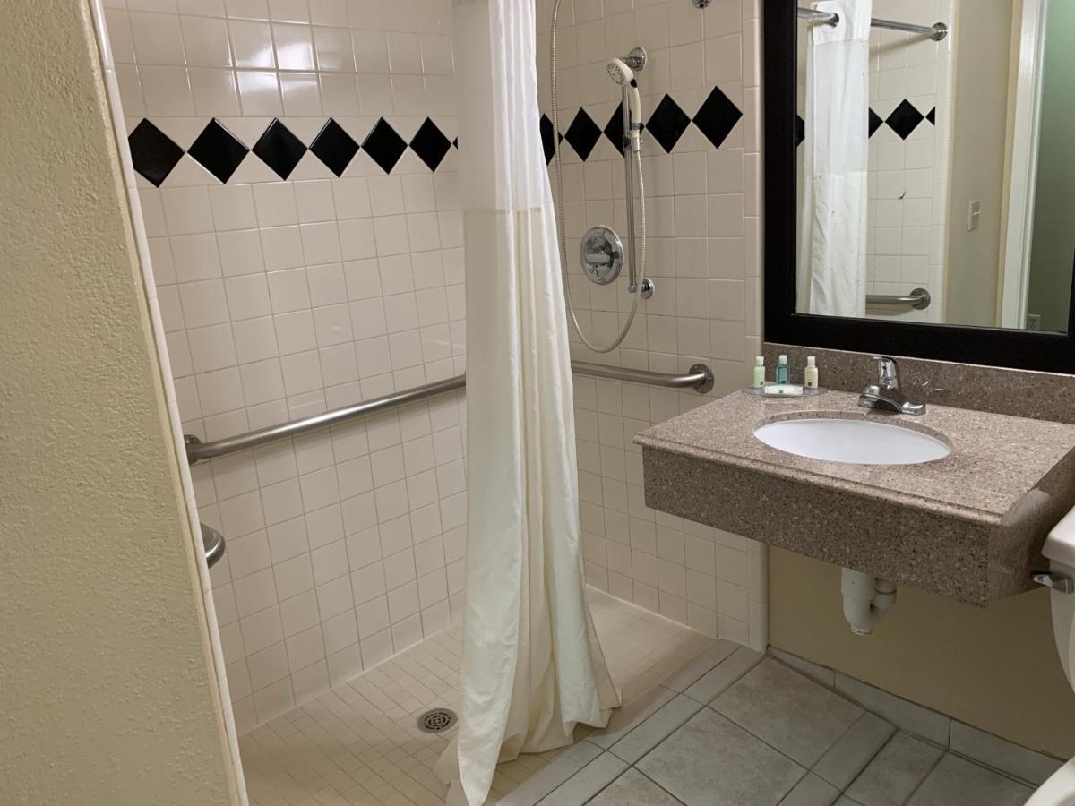 King Suite with Roll-in-Shower - Accessible/Non-Smoking at Quality Suites Houston NW Cy-Fair