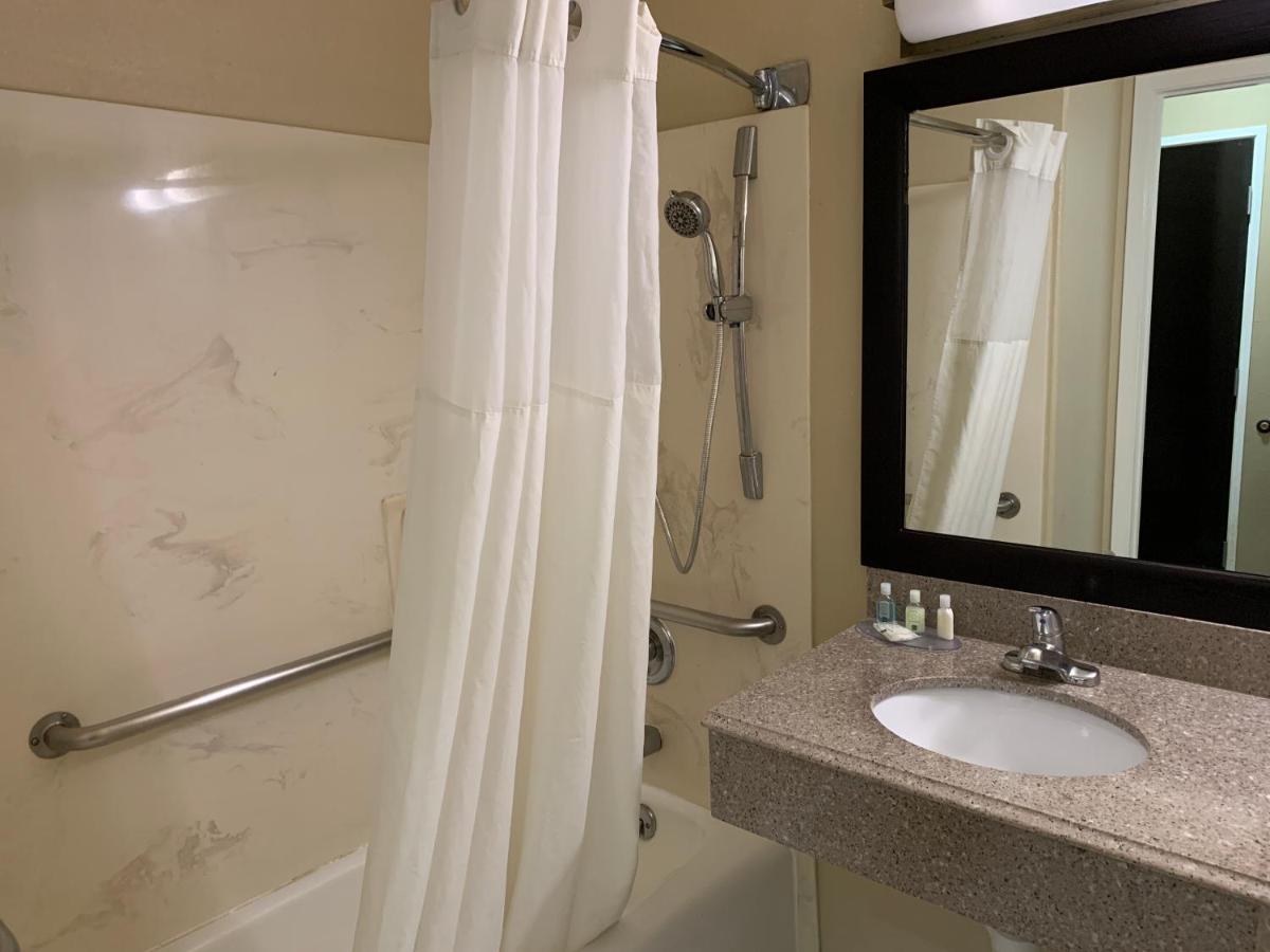 King Suite with Accessible Tub - Accessible/Non-Smoking at Quality Suites Houston NW Cy-Fair