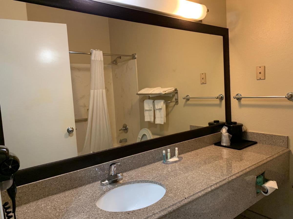 King Suite with Whirlpool - Non smoking at Quality Suites Houston NW Cy-Fair