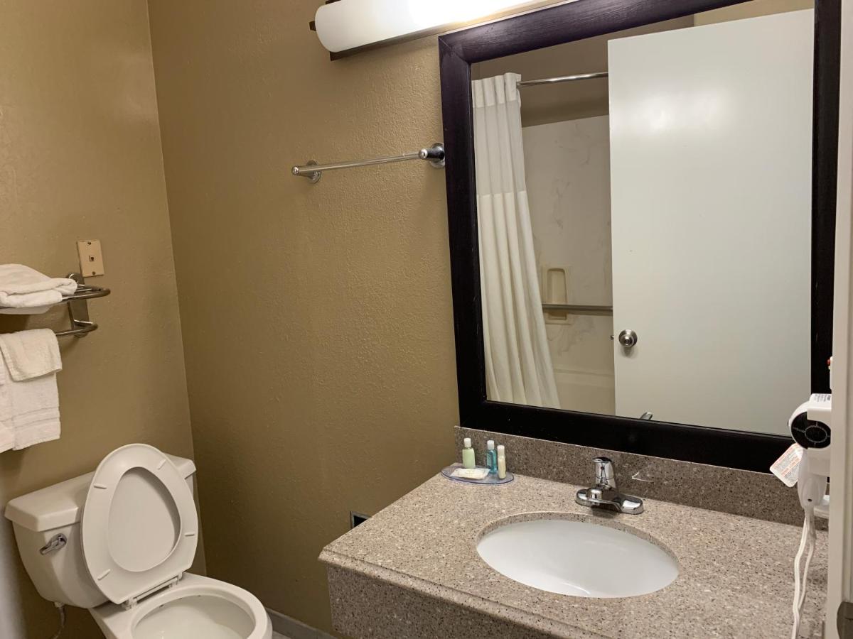 King Suite at Quality Suites Houston NW Cy-Fair