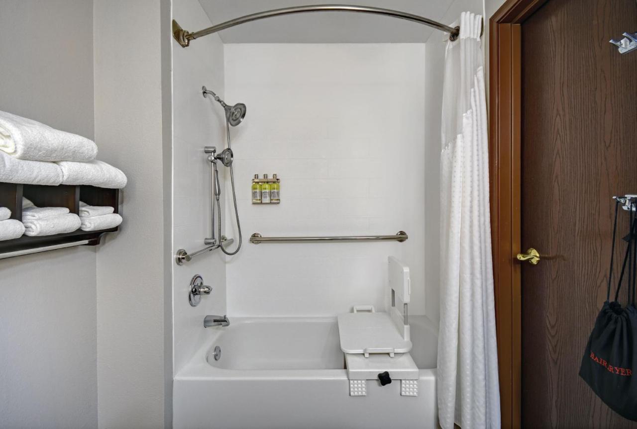 Queen Room with mobility Accessible Tub at Holiday Inn Express Marshall by IHG