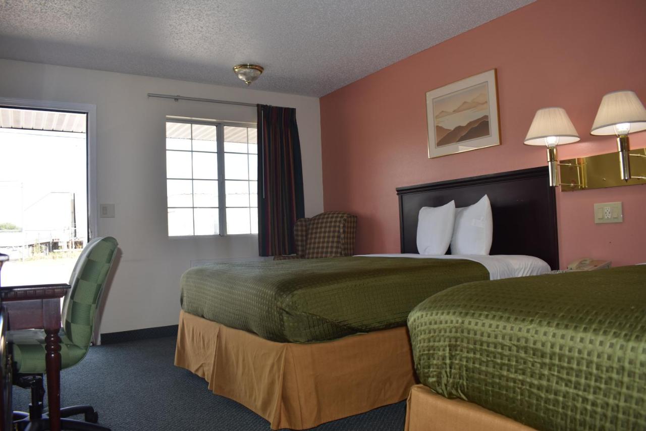 Queen Room at Royal Inn