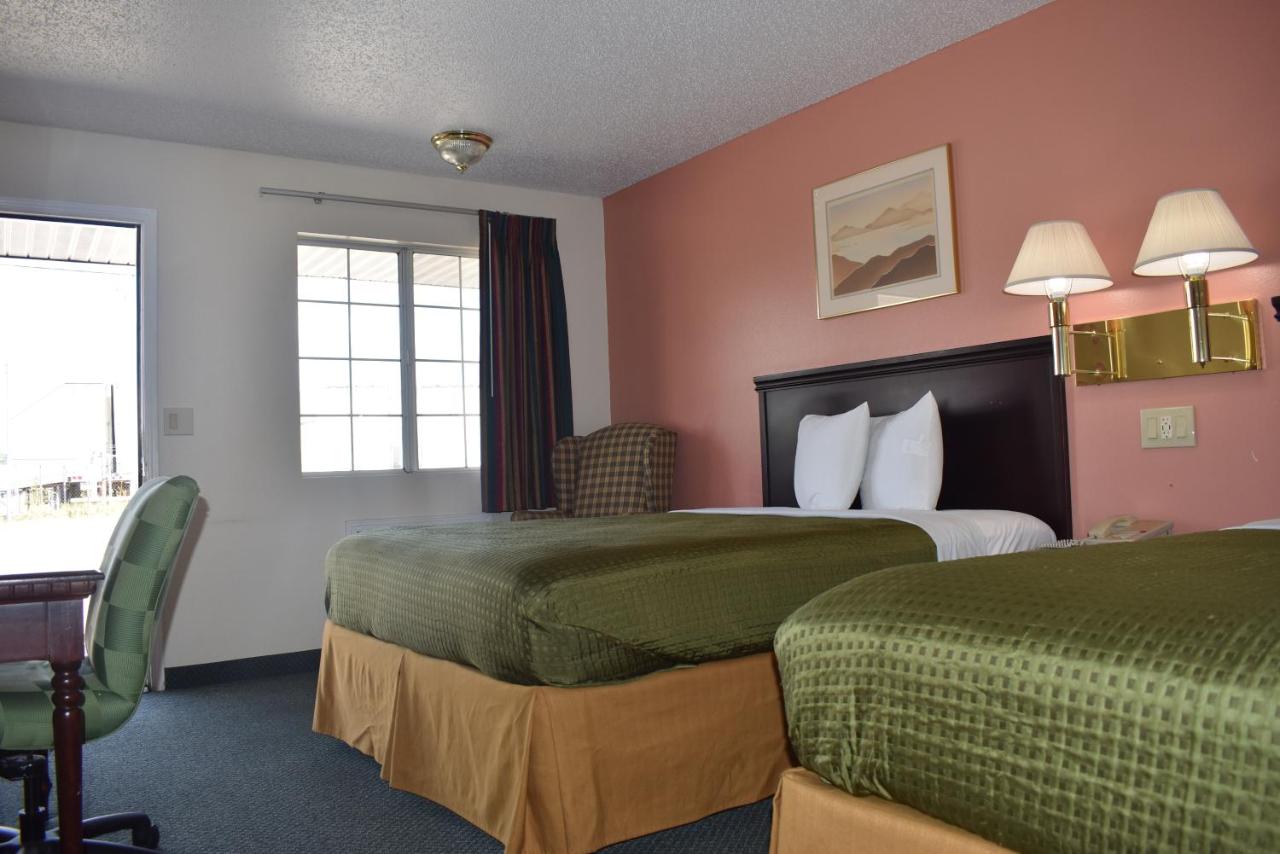 Queen Room at Royal Inn
