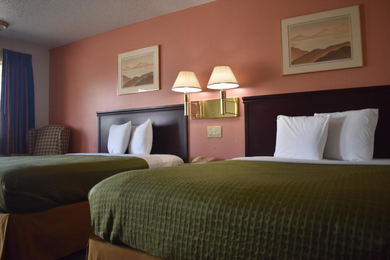 Queen Room at Royal Inn