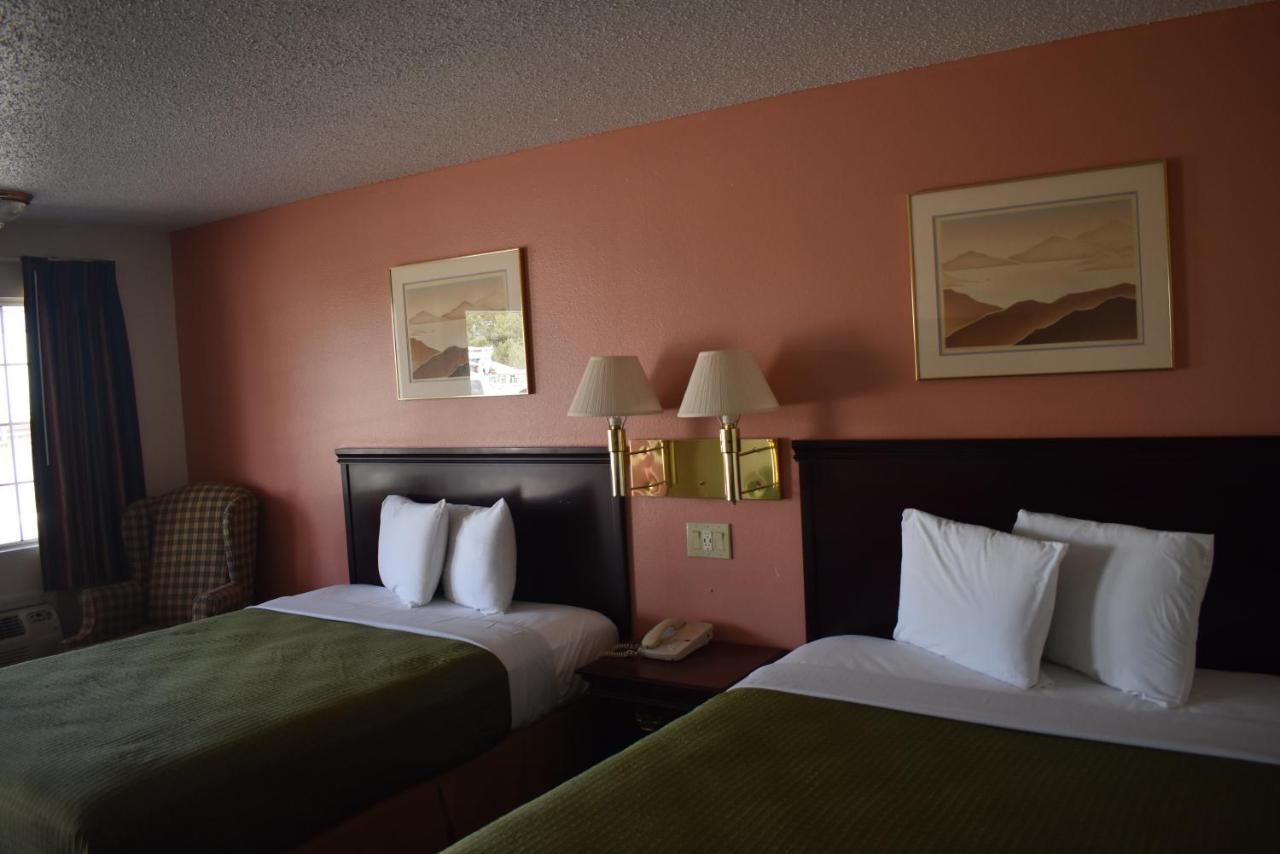 Queen Room at Royal Inn