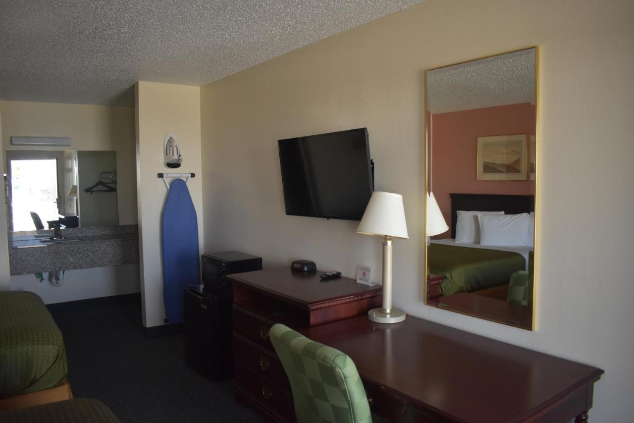 Queen Room at Royal Inn