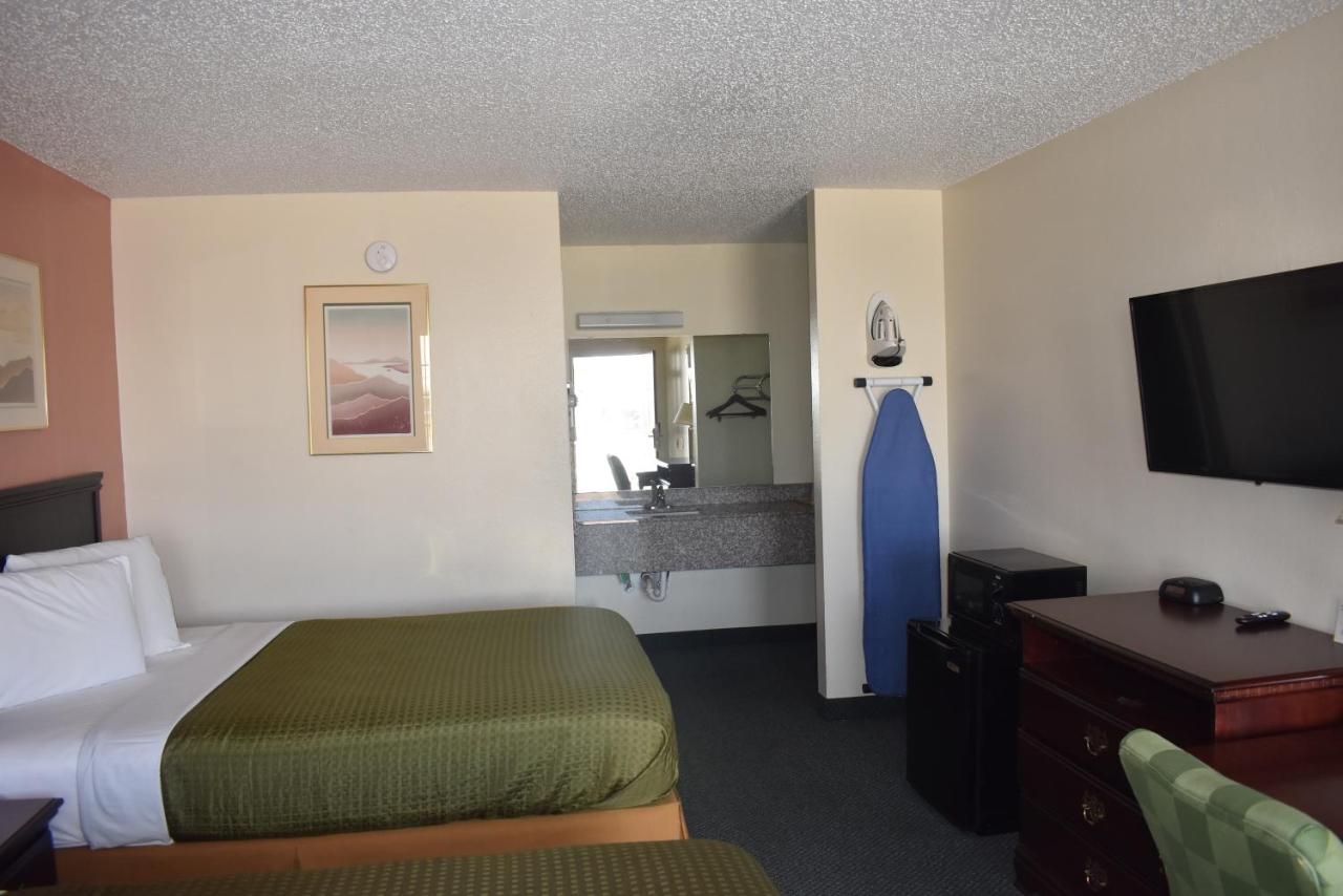 Queen Room at Royal Inn