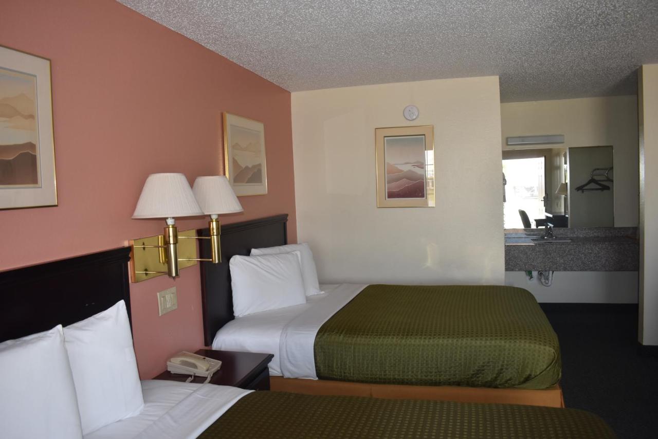 Queen Room at Royal Inn