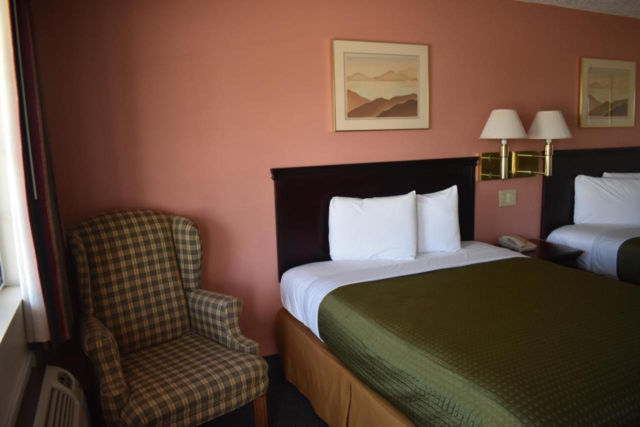Queen Room at Royal Inn