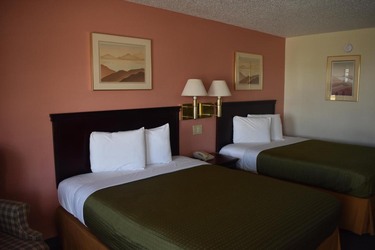 Queen Room at Royal Inn