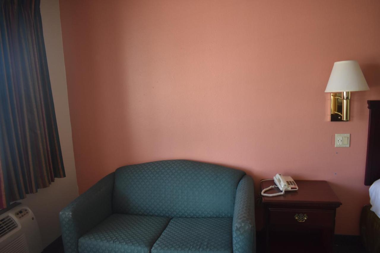 Queen Room at Royal Inn