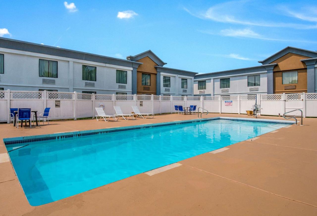  | Econo Lodge Inn & Suites