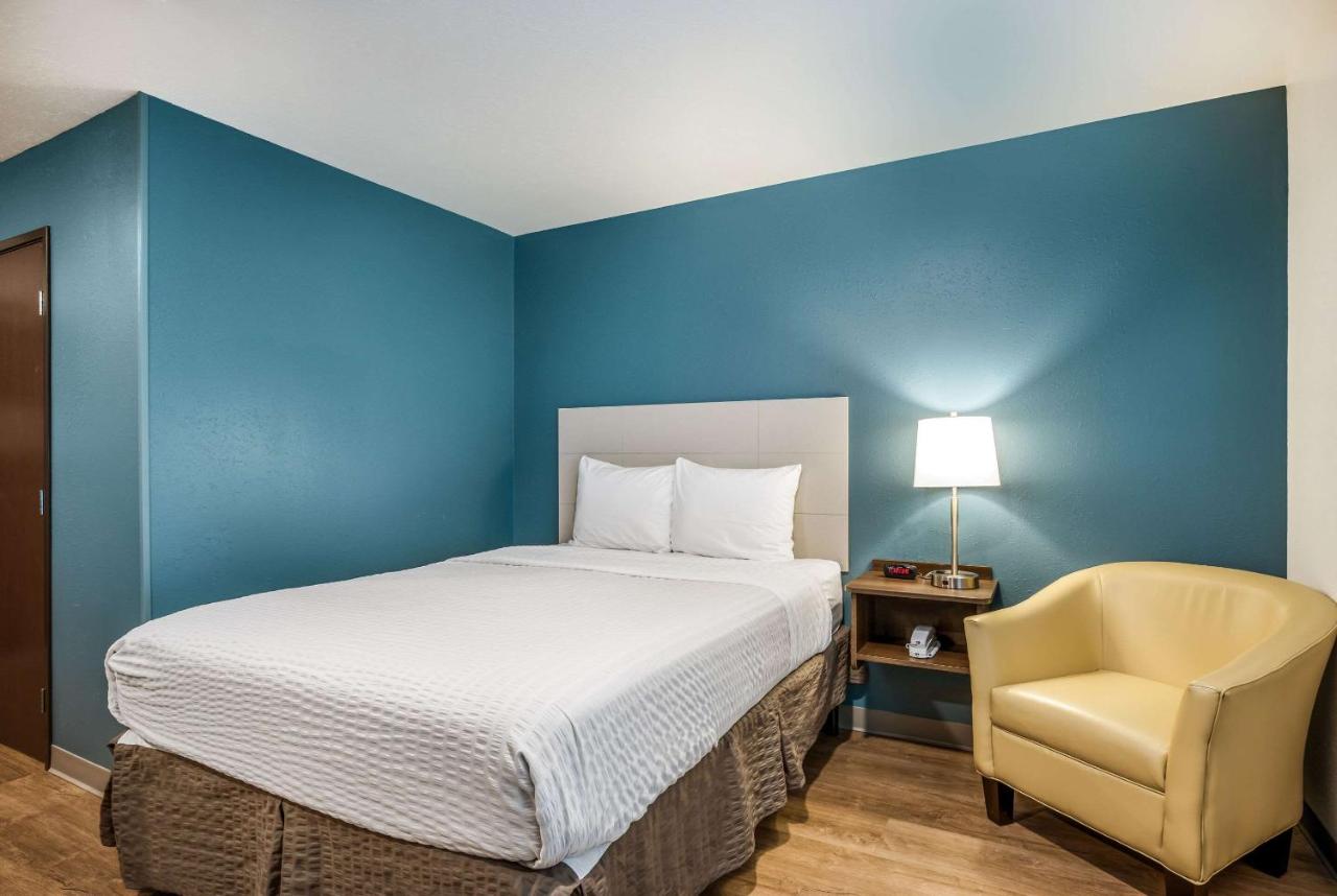 Queen Room with Roll-In Shower - Accessible/Non Smoking at WoodSpring Suites Elgin - Chicago