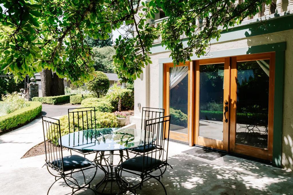 | Calderwood Inn